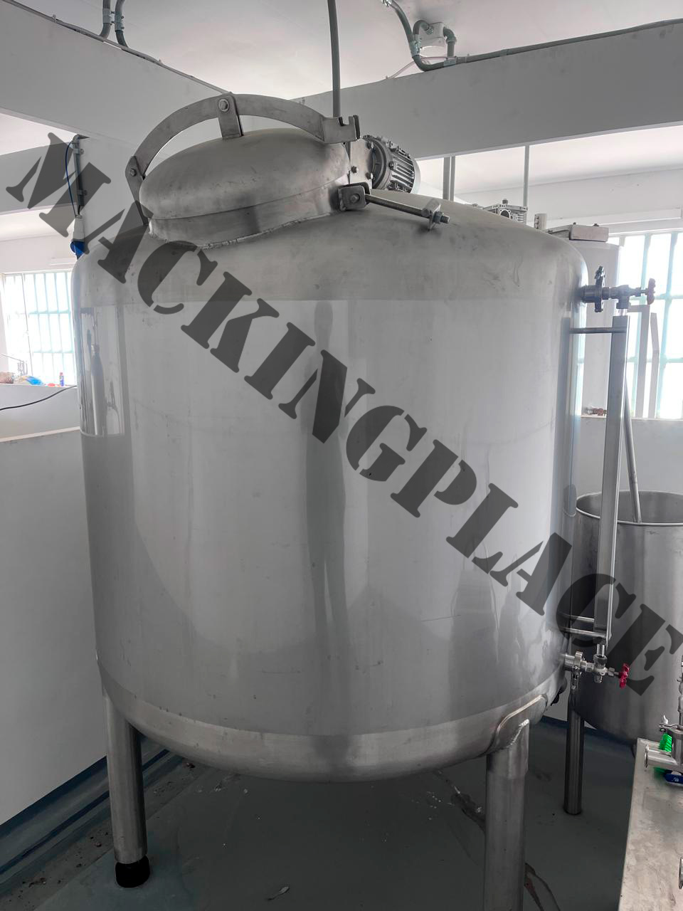 Miniatura de Torre de gasificado isobárico con agitador y tanques en producción.