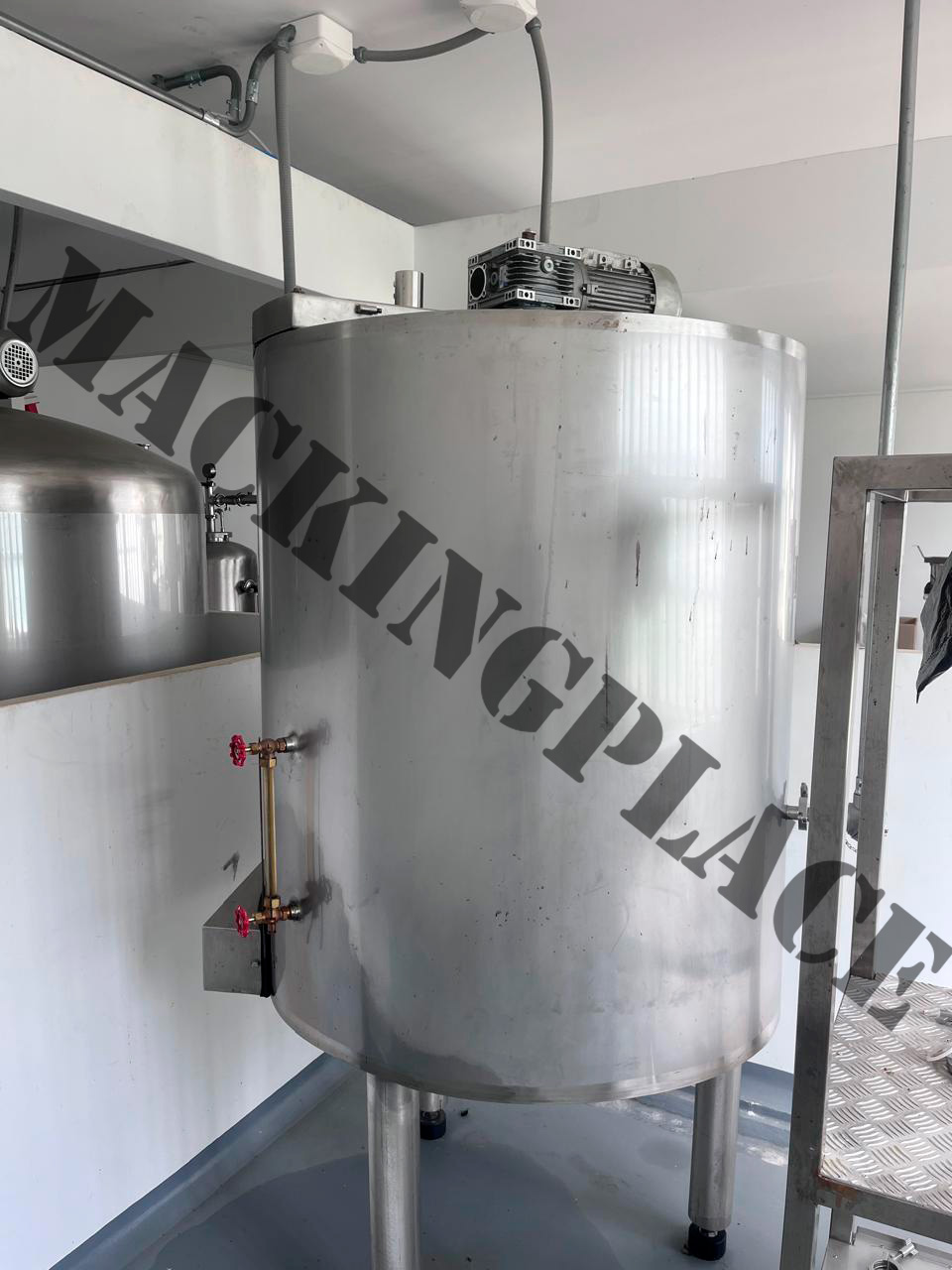 Miniatura de Torre de gasificado isobárico con agitador y tanques en producción.