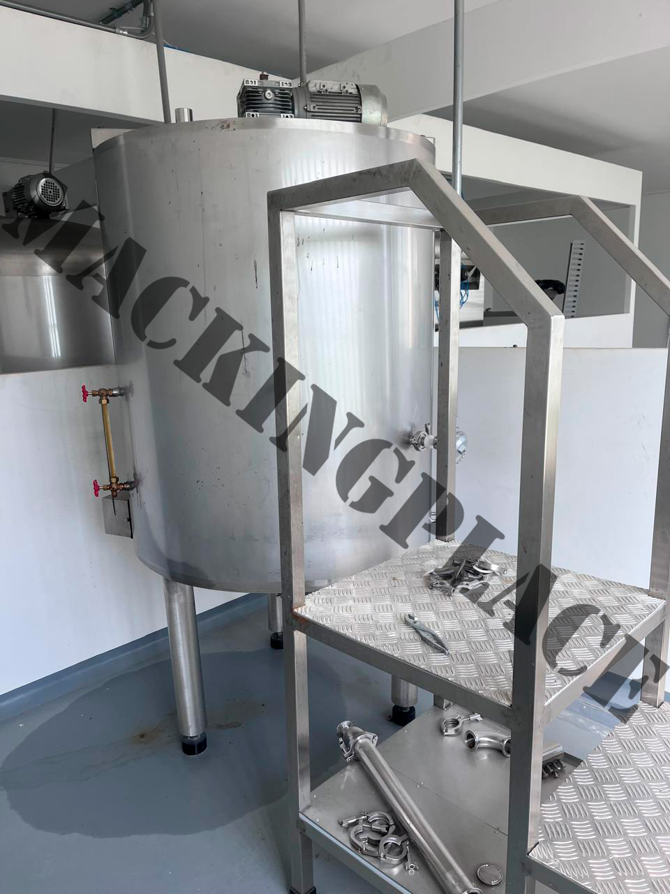 Miniatura de Torre de gasificado isobárico con agitador y tanques en producción.